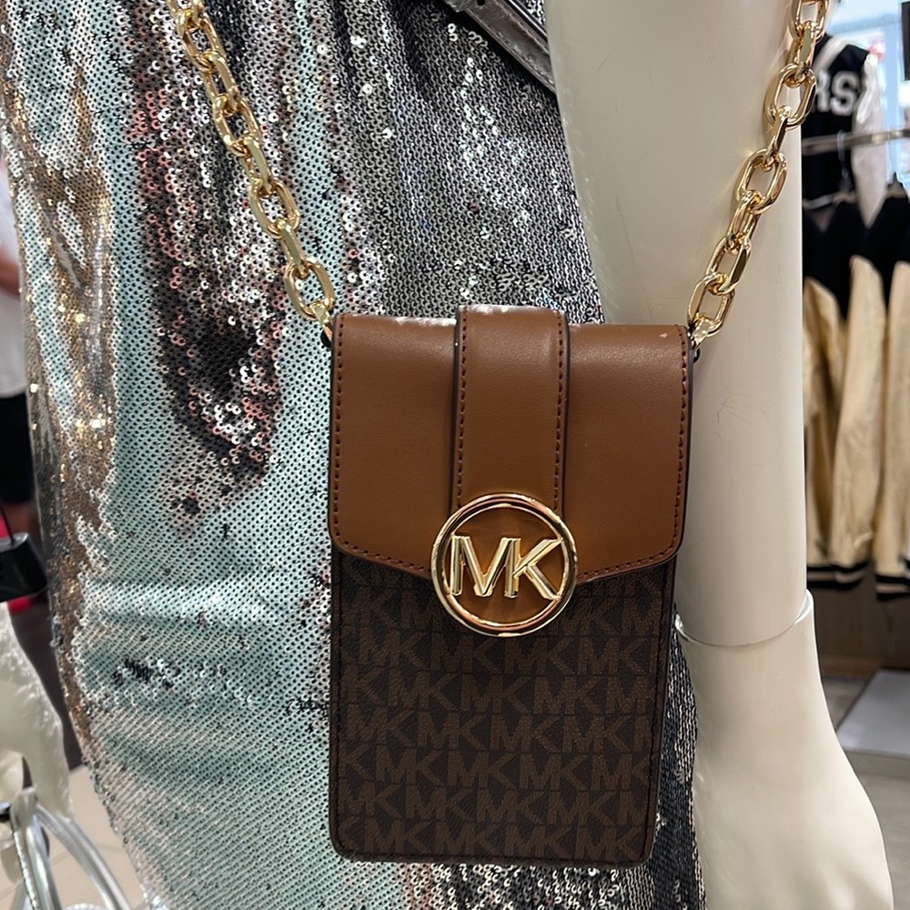Michael Kors Carmen Small Logo Smartphone Crossbody Bag
Brown
NWT